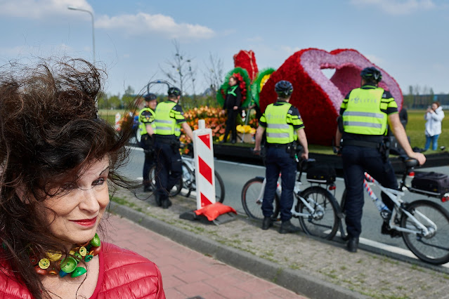 www.jetjesdag.nl | Model Henriëtte Sibie | Nicolaas/S fotografie | Jetje als paradijsvogel bij het bloemencorso 2022 |