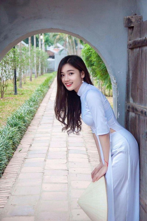 Nguyễn Thị Lý áo dài xanh