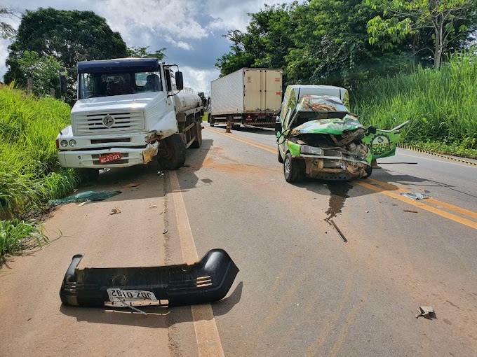 Caminhão carregado de combustível bate de frente com outro veículo na BR-364