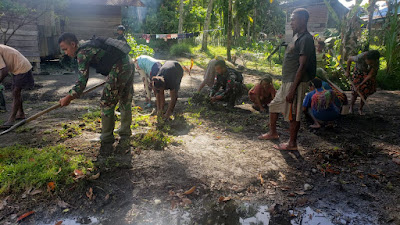Kemanunggalan Satgas Yonif 126/KC Laksanakan Karya Bakti Bersama Warga Perbatasan Papua
