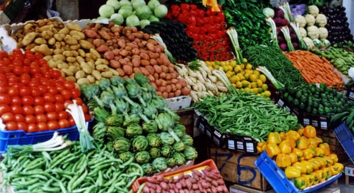 استقرار أسعار الخضروات والفاكهة في سوق العبور اليوم.. تعرف عليها