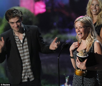 reese witherspoon bob. No one was expecting the foul-mouthed and F-word laden exchange between Reese Witherspoon and Robert Pattinson at the MTV Movie Awards in Los Angeles last