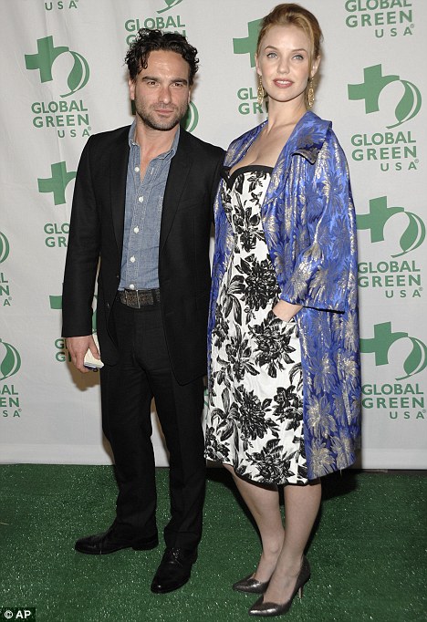 Galecki and Garner one of the rare carpet appearances together