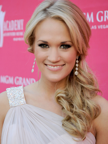 Elegant Bride a la Carrie Underwood Classic beauty for every bridetobe