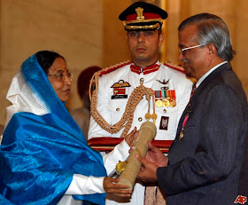 Dr. Anil Kakodkar with president of India Smt. Pratibha Patil, Dr. Anil Kakodkar with president of India Smt. Pratibha Patil photos