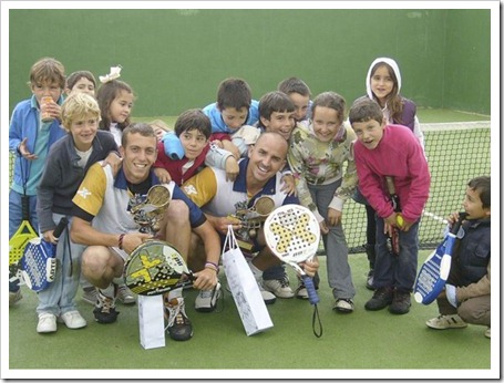 Éxito del 1er Torneo de Pádel Infantil MRP en Madrid. El equipo NOX-MRP y su cantera.