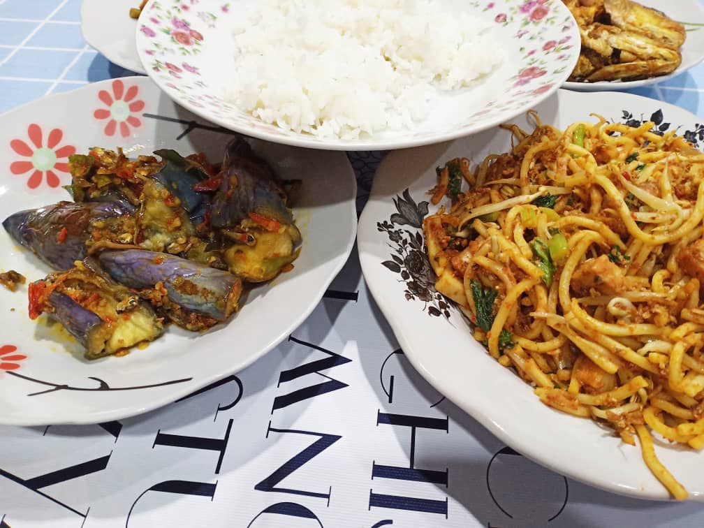 Lunch Simple Dengan Ikan Goreng Dan Terung Goreng Berlada