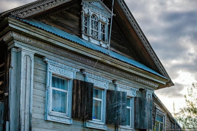 Деревянные ставни на окнах деревянного дома