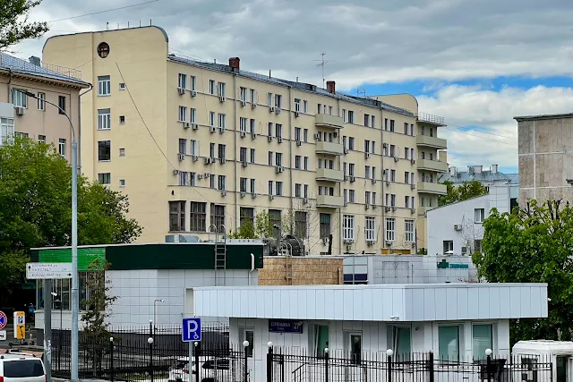 улица Стромынка, Колодезный переулок, бывший «Жилой дом и столовая Московского союза потребительских обществ Сокольнического района» (построен в 1927 году)
