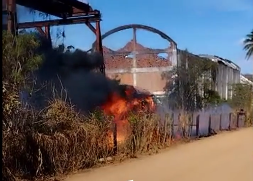 Fogo em vegetação destrói caminhão em São Pedro do paraíso