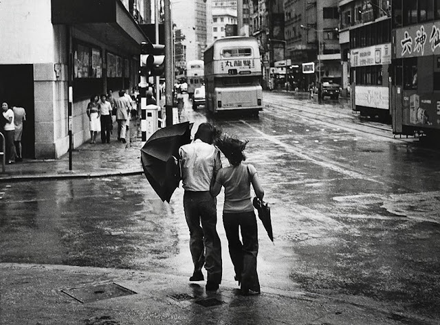 Foto: Yau Leung - "Couple with Umbrella", 1960-70s. // imagenes chidas, historicas, bellas, old hong kong antiguo, blanco y negro, cool pictures, vintage photos.