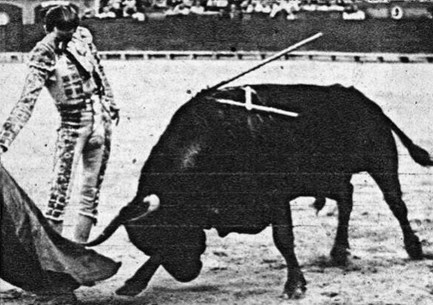 1944-07-25 (p. Ruedo) Valencia Manolete derechazo - copia