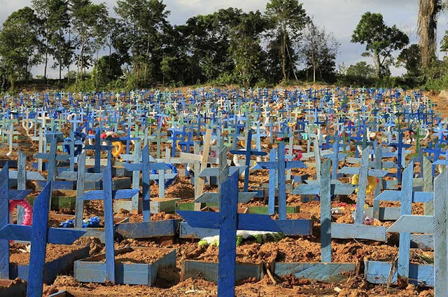 A foto mostra as cruzes  dos cemitérios que representam os mais de meio milhão de mortos por covid-19 no Brasil, em 19 de junho de 2021.