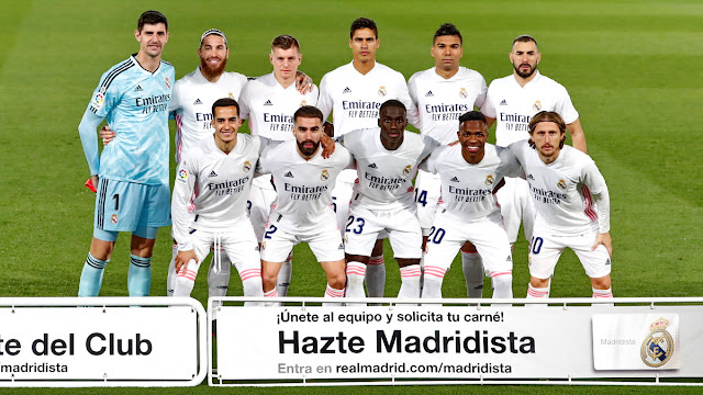 REAL MADRID C. F. Temporada 2020-21. Courtois, Sergio Ramos, Kroos, Varane, Casemiro, Benzema. Lucas Vázquez, Carvajal, Mendy, Vinicius, Modric. REAL MADRID C. F. 2 CLUB ATLÉTICO DE MADRID 0. 12/12/2020. Campeonato de Liga de 1ª División, jornada 13. Valdebebas, Madrid, estadio Alfredo Di Stéfano: sin público. GOLES: 1-0: 14’, Casemiro, 2-0: 62’, Oblak en propia puerta.