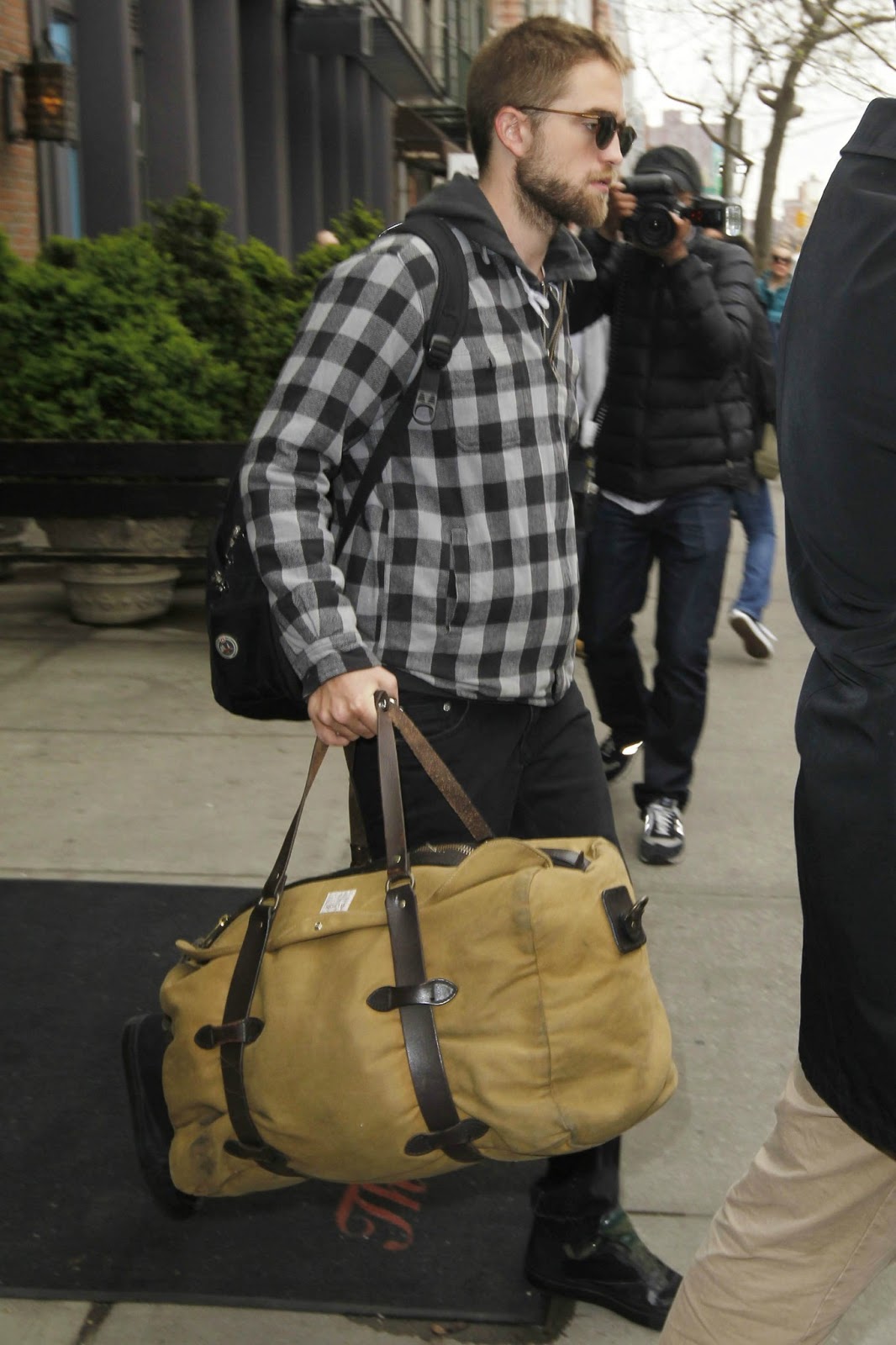 ... Robert Pattinson Checks Out NY Hotel & Arriving At JFK Airport(4/23