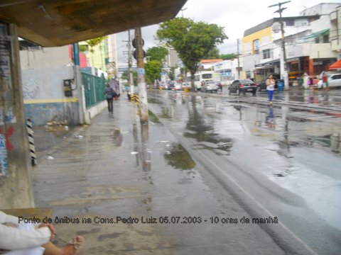 O dilema de quem precisa pegar ônibus em dia de chuva 