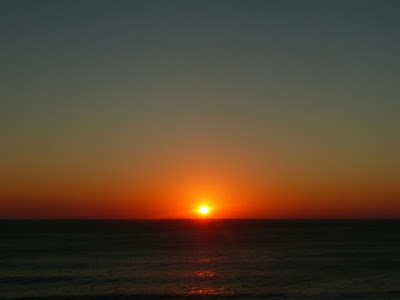 Puesta de sol: cielo rojo reflejado en el agua.