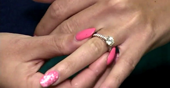 Ela achava que seu anel de diamantes era falso, só que não!...