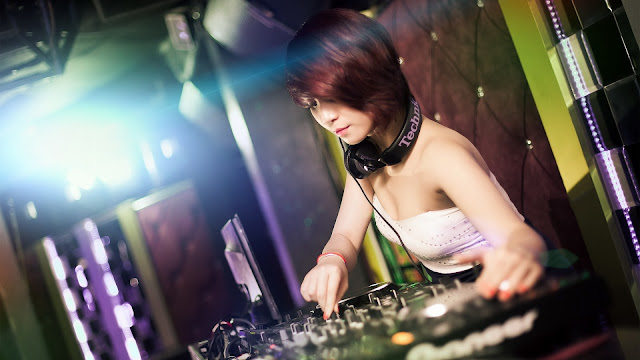 Girl DJ HD Wallpaper