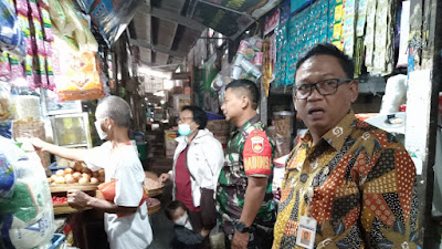 Pantau Harga Sembako, Babinsa Danukusuman & Lurah Sidak Penjual Pasar Hardjodaksino