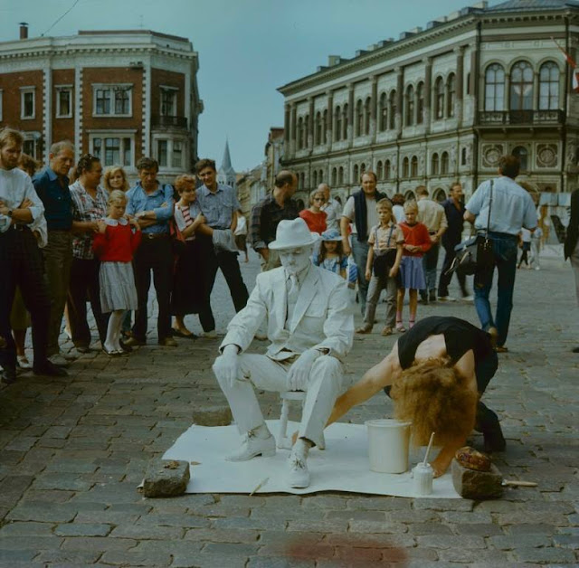 1991 год. Рига. Домская площадь. Performance "Bronzas cilvēks"