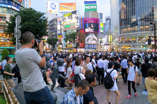 渋谷のスクランブル交差点では写真を撮るのに京都駅では撮らない話【t】