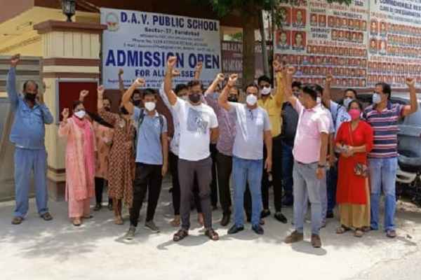 school-fees-hike-in-faridabad-protest-against-dav-school-sector-37