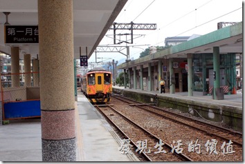 平溪線的火車又被戲稱「小叮噹」，因為藍白相間的車相顏色，不過經過彩繪的火車不知道還適不適用啊？這條平溪線還是有部分路段只能單線通車，所以火車司機必須拿到圓形的路牌才能通行，以確保不會出錯。