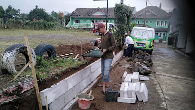 Karang Taruna Pendawa Sakti Rw.08 dan Santri Underground Lakukan Pembenahan Lapangan