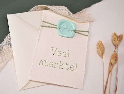 Handgeschept papier met envelop, mintgroene wax zegel en gouddraad