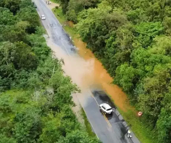 Rodovia SP-165 interditada em Eldorado após alagamento causado pelas cheias do Rio Ribeira de Iguape