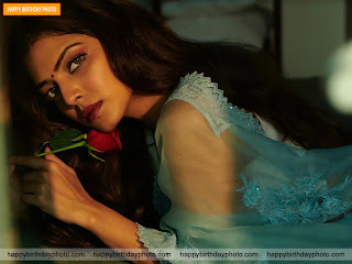 pet ke bal bistar pe leti hui malvika ki tasveer with red rose