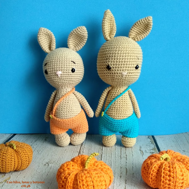 Con hilos, lanas y botones: conejito Pumpkin con pantalón naranja
