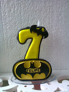 VELA DE BISCUIT BATMAN PERSONALIZADA COM NOME DO ANIVERSARIANTE