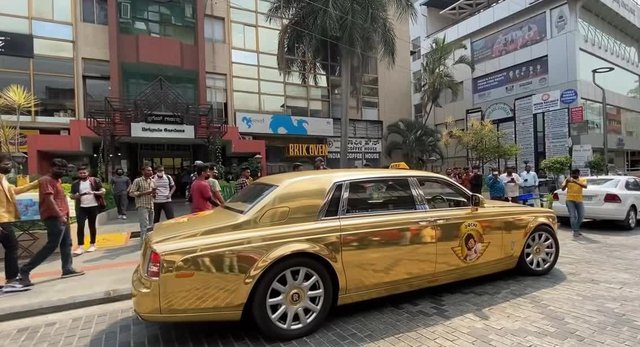 Cũng là taxi nhưng không phải Vios: Triệu phú mang hẳn Rolls-Royce Phantom mạ vàng đi chạy dịch vụ khiến <a href=