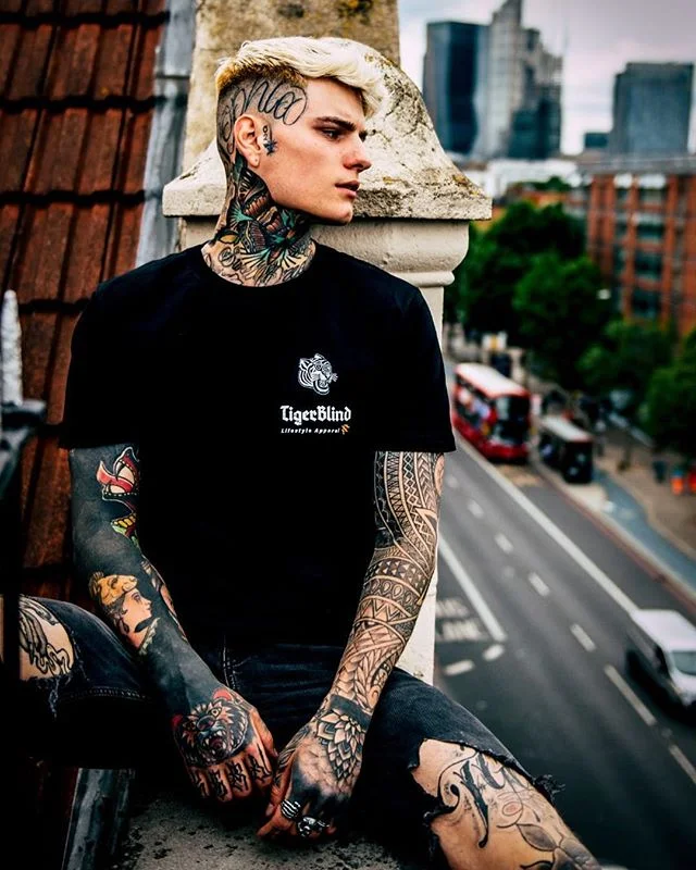 En esta imagen @dannywoodstockphotographer y su modelo leyenda@connorckern ha popularizado este estilo de tatuajes en la cabeza
