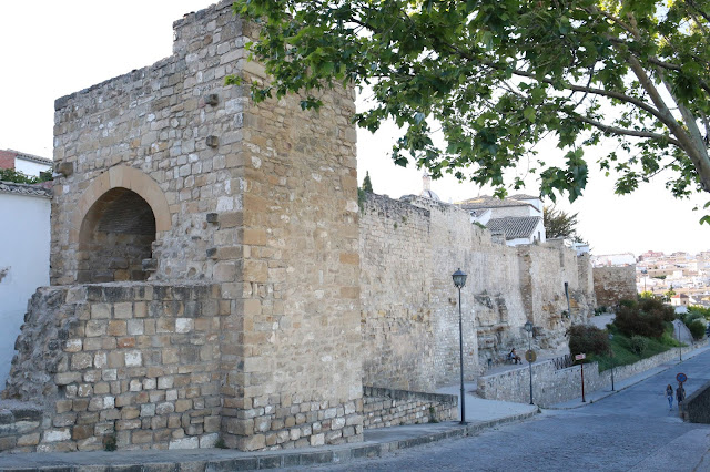 Gran puerta en la muralla exterior de la ciudad.