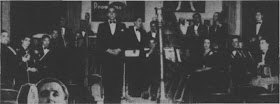 Roberto Ray de pie, entre Osvaldo Fresedo y el arpa en 1933
