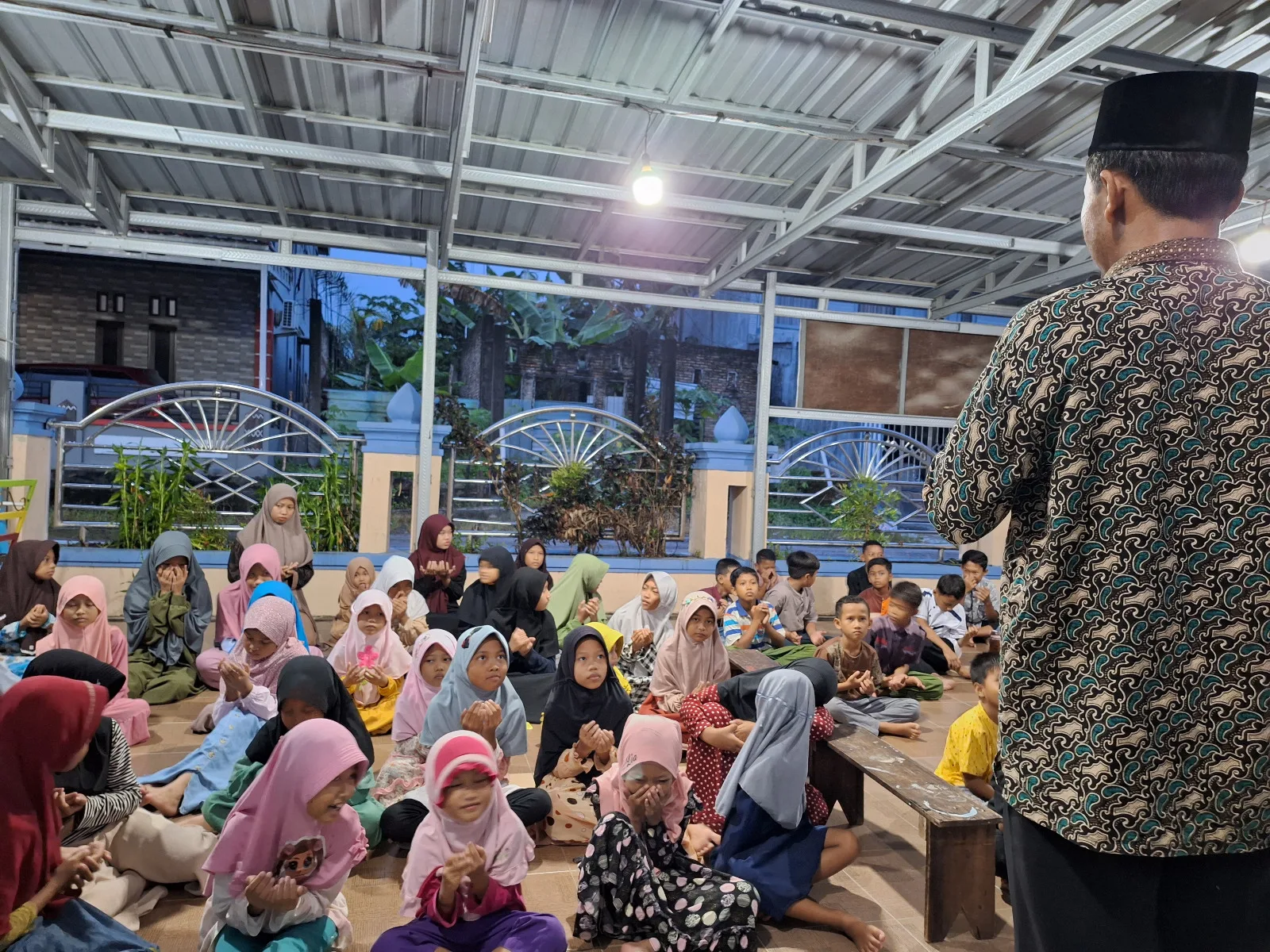 Meriah! Bukber Anak-anak Masjid Barokah Sampit