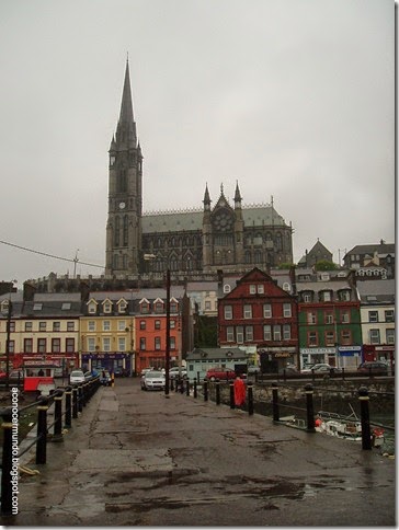 Cobh. Vista del Puerto y a Catedral - P5050917