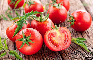 Tomato for acne redness