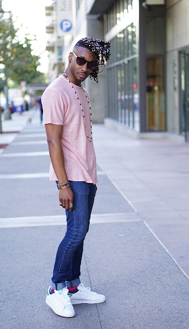 Look masculino com tênis Branco e Camiseta Rosa