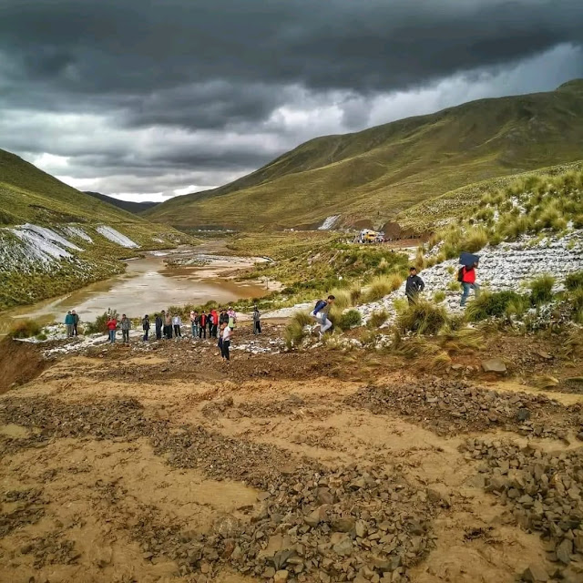 Aufgrund der starken Regenfälle und des Hagelsturms sind unsere Straßen im Norden von Potosí in einem schlechten Zustand. Es gibt viele Erdrutsche was das Reisen sehr gefährlich macht.