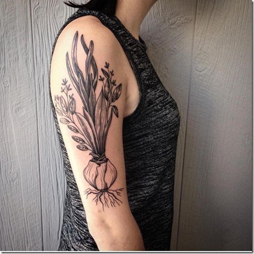 tatuaje_de_cebolla_en_tonos_de_gris_en_el_brazo