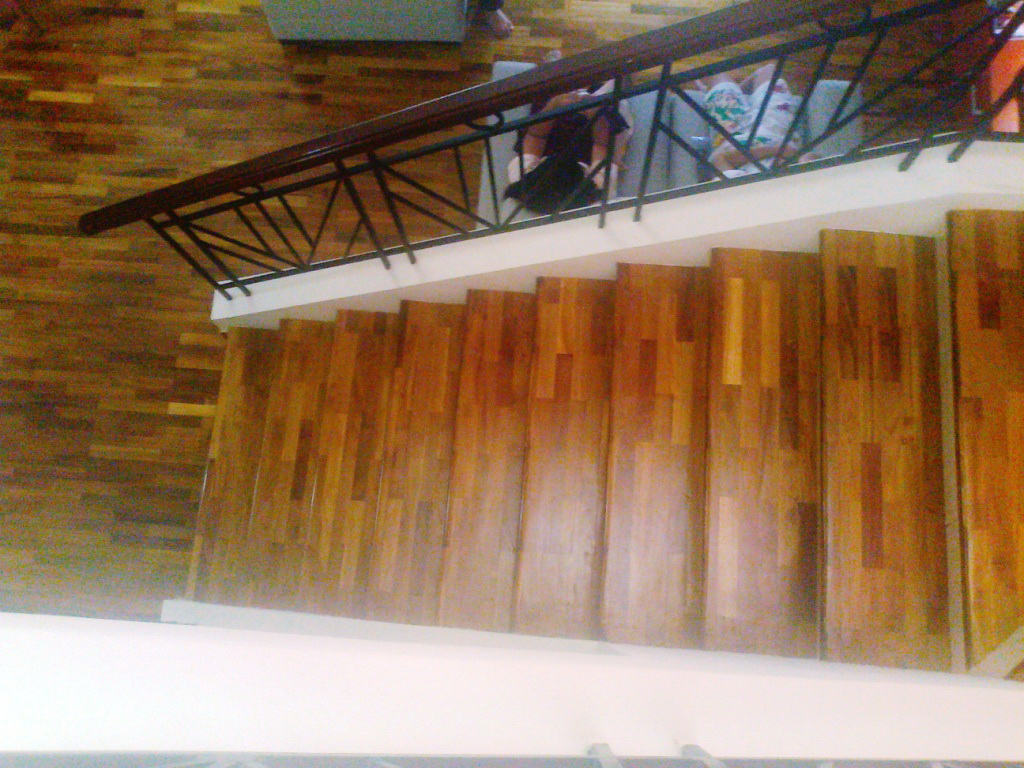 Contoh pemasangan papan kayu pada area tangga Rumah