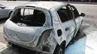 Incendiados de madrugada dos coches aparcados uno junto al otro en Megapark