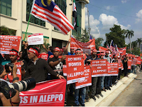 Google translation of tweet: "Exit demonstration in front of the Russian embassy in the Malaysian capital Kuala Lumpur # condemn the violations of the Assad regime and Russia against civilians in Aleppo and # # # Syria Malaysia"