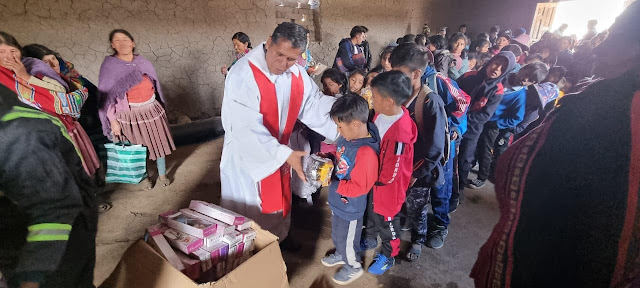Dank unserer Freunde liefern wir heute zu dem Wort Gottes auch Spielzeug an Kinder im Hochgebirge Boliviens