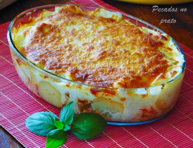 Batatas gratinadas com frango e queijo