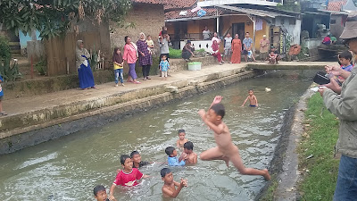 Keseruan Bocah Berenang Di Sungai Cikeruh, Ini Kata Satgas Subsektor 21-2 Cileunyi